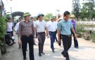 Đồng chí Hoàng Trọng Cường - Chủ tịch UBND huyện kiểm tra tiến độ xây dựng nông thôn mới tại xã Thiệu Tiến.