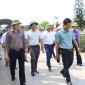 Đồng chí Hoàng Trọng Cường - Chủ tịch UBND huyện kiểm tra tiến độ xây dựng nông thôn mới tại xã Thiệu Tiến.